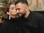 Sonam Kapoor in <span class='webrupee'>₹</span>1 lakh kaftan dress kisses Anand Ahuja and celebrates New Year 2022: All pics Sonam Kapoor in <span class='webrupee'>₹</span>1 lakh kaftan dress kisses Anand Ahuja and celebrates New Year 2022: All pics