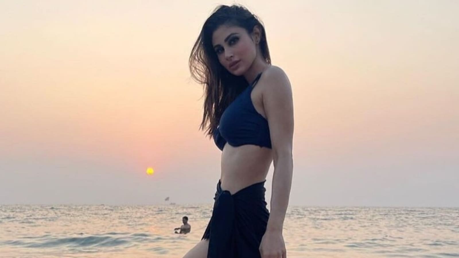 Mouni Roy Sexy Bombs Xxx Com - Mouni Roy enters 2022 in a black bikini, enjoys an epic vacay and sunset in  Goa | Travel - Hindustan Times