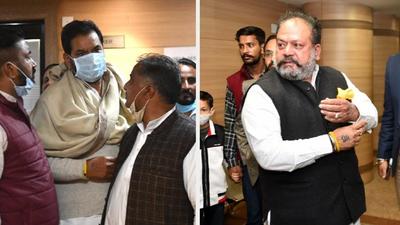 Congress’ city unit president Subhash Chawla and (right) vice-president Davinder Singh Babla after a heated exchange in the visitors’ gallery of the Chandigarh MC House in Sector 17, Chandigarh, on Saturday. (Ravi Kumar/HT) Congress’ city unit president Subhash Chawla and (right) vice-president Davinder Singh Babla after a heated exchange in the visitors’ gallery of the Chandigarh MC House in Sector 17, Chandigarh, on Saturday. (Ravi Kumar/HT)