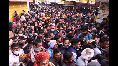 The narrow lane starting from Hanuman Garhi temple and leading to Ram Janmabhoomi was packed with devotees (Ravindra Singh/HH) The narrow lane starting from Hanuman Garhi temple and leading to Ram Janmabhoomi was packed with devotees (Ravindra Singh/HH)