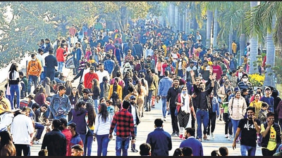 NEW YEAR, OLD HABITS: Amid a worrying upward trend in Covid cases, residents seen thronging the Sukhna Lake in Chandigarh with complete disregard to social distancing on Saturday. (Ravi Kumar/HT)