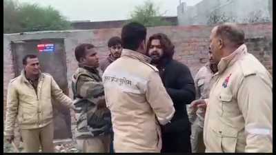 A video grab of the incident in Prayagraj that has gone viral on social media. (HT) A video grab of the incident in Prayagraj that has gone viral on social media. (HT)