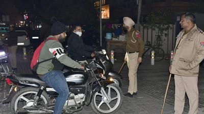 Amid new year celebrations, the Ludhiana police strengthened its crackdown against violators for flouting traffic rules and issued challans at the popular spots in the city (HT PHOTO) Amid new year celebrations, the Ludhiana police strengthened its crackdown against violators for flouting traffic rules and issued challans at the popular spots in the city (HT PHOTO)