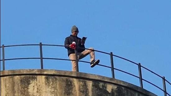 The teacher from Kurukshetra’s Ladwa, who is part of the ongoing guest teachers’ agitation in Yamunanagar, on Saturday climbed up a water tank as a mark of protest before threatening to jump. (HT File)