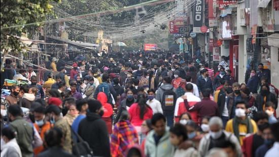 Shoppers throng Sarojini Nagar market on Saturday. On New Year’s eve, the Delhi Traffic police fined 657 people for violating traffic rules, and the police challaned 294 people for (Sanchit Khanna/HT Photo) Shoppers throng Sarojini Nagar market on Saturday. On New Year’s eve, the Delhi Traffic police fined 657 people for violating traffic rules, and the police challaned 294 people for (Sanchit Khanna/HT Photo)