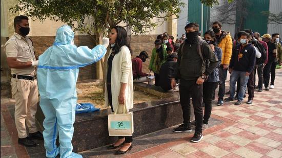 New Delhi, India - January 01, 2022: A health worker collects swab samples for Covid-19 test, at Sarojini Nagar Market, in New Delhi, India, on Saturday, January 01, 2022. (Photo by Sanchit Khanna/ Hindustan Times)