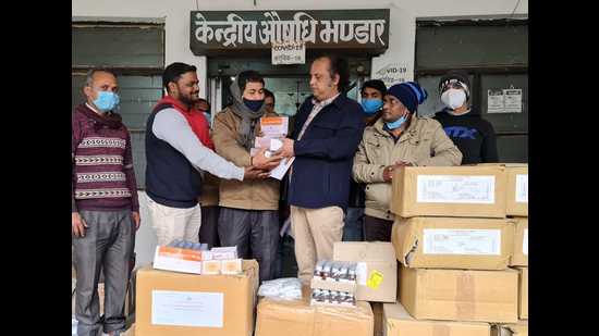 Additional chief medical officer Dr Sanjay Rai distributing Covid-19 Medicine Kits in Varanasi. (HT)