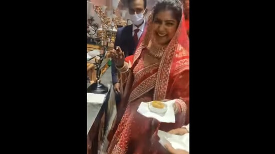 All smiles, the bride says she doesn't want the paani puri that's made out of aata or wheat flour.&nbsp;(instagram/@imahimaagarwal)