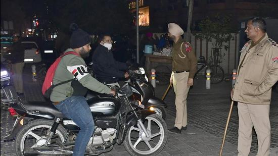 Amid new year celebrations, the Ludhiana police strengthened its crackdown against violators for flouting traffic rules and issued challans at the popular spots in the city (HT PHOTO)