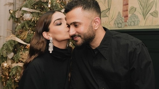 Sonam Kapoor in <span class='webrupee'>₹</span>1 lakh kaftan dress kisses Anand Ahuja and celebrates New Year 2022: All pics