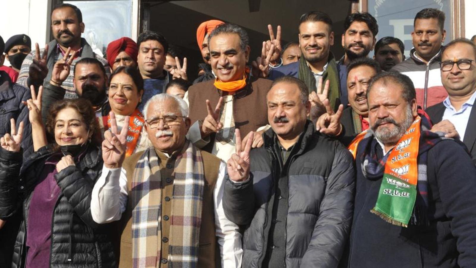 Shown The Door By Congress Devinder Babla Joins BJP With Councillor 