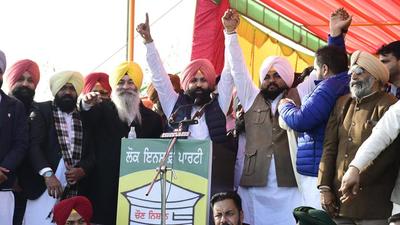 Lok Insaaf Party chief Simarjeet Singh Bains during an election rally at Dugri in Ludhiana on Sunday. (Harsimar Pal Singh/Hindustan Times) Lok Insaaf Party chief Simarjeet Singh Bains during an election rally at Dugri in Ludhiana on Sunday. (Harsimar Pal Singh/Hindustan Times)