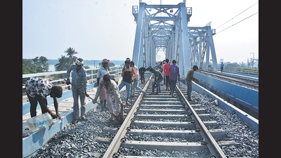 200 local and 14 outstation trains cancelled during 24 hours mega block (HT File) 200 local and 14 outstation trains cancelled during 24 hours mega block (HT File)
