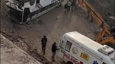 A Mumbai resident was killed and 14 others injured after two tourist buses met with an accident in Bilaspur district of Himachal Pradesh on Sunday. (HT Photo) A Mumbai resident was killed and 14 others injured after two tourist buses met with an accident in Bilaspur district of Himachal Pradesh on Sunday. (HT Photo)