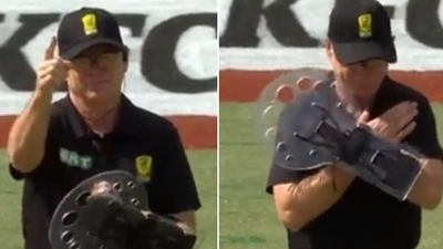 Umpire reverses 'out' decision after raising his finger (Twitter/BBL)