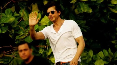 Shah Rukh Khan's fan in Egypt made a kind gesture. Shah Rukh Khan's fan in Egypt made a kind gesture.