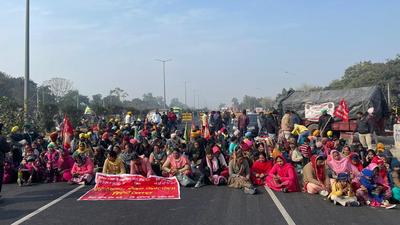 Members of the Theka Mulazam Sangharsh Morcha protesting on National Highway-44 in Khanna, Ludhiana, on Sunday. (HT Photo) Members of the Theka Mulazam Sangharsh Morcha protesting on National Highway-44 in Khanna, Ludhiana, on Sunday. (HT Photo)