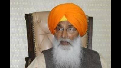 SAD (sanyukt) president Sukhdev Singh Dhindsa assured protestors that if they come into power, they will revive the truck unions in Punjab. (HT)
