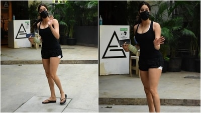 Janhvi teamed the top with black and white gym shorts, flaunting her toned legs and statuesque frame. She paired the outfit with matching black flip flops and a black face mask. A centre-parted sleek ponytail and bare face rounded it all off. (HT Photo/Varinder Chawla)