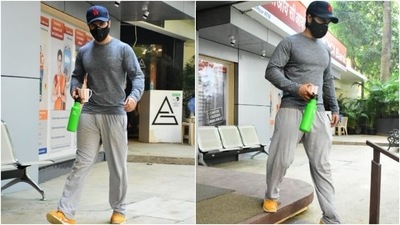 As for Varun Dhawan, the Coolie No 1 actor kept things casual for his gym look and still looked extremely uber cool. The star chose an all-grey ensemble to sweat it out at the gym and accessorised it with a baseball cap and contrasting orange-coloured sneakers. (HT Photo/Varinder Chawla)