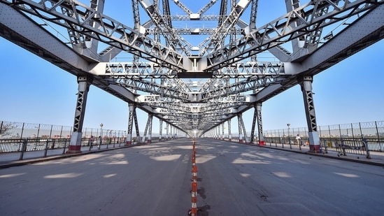 The Howrah Bridge bears a deserted look during the coronavirus disease (Covid-19)-necessitated lockdown in Kolkata earlier last year.&nbsp;(File Photo / PTI)