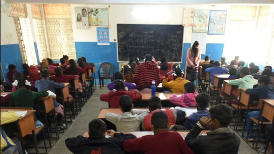 Omicron: Officials said many schools that opened the schools for classes 6-10 are finding it difficult to maintain social distancing norms in classrooms due to lack of space, forcing teachers to make them sit close to each other. (Representative image) (HT File Photo/Sunil Ghosh) Omicron: Officials said many schools that opened the schools for classes 6-10 are finding it difficult to maintain social distancing norms in classrooms due to lack of space, forcing teachers to make them sit close to each other. (Representative image) (HT File Photo/Sunil Ghosh)