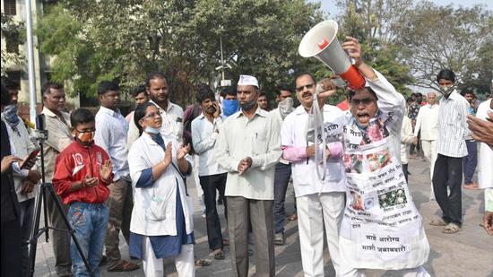 Awareness was created about Covid through street plays, at Sangvi on behalf of Dilasa Sanstha and Human Rights Protection Jagruti Sanstha in Pune, on Sunday. (HT PHOTO)