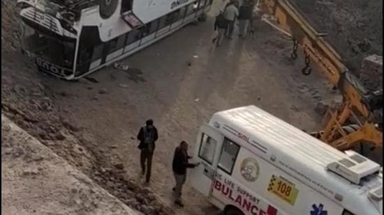 A Mumbai resident was killed and 14 others injured after two tourist buses met with an accident in Bilaspur district of Himachal Pradesh on Sunday. (HT Photo)