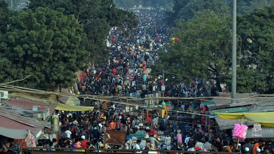 Despite mini-lockdown, Meena Bazar witnesses a gathering of shoppers on Sunday.&nbsp;