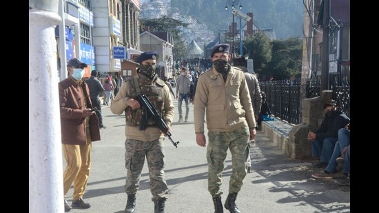 Armed security personnel on the Mall Road in Shimla on Saturday. As per the information provided by police officials, a Pakistan-based terror outfit had threatened to blow up the water storage tank below The Ridge. (Deepak Sansta/HT) Armed security personnel on the Mall Road in Shimla on Saturday. As per the information provided by police officials, a Pakistan-based terror outfit had threatened to blow up the water storage tank below The Ridge. (Deepak Sansta/HT)
