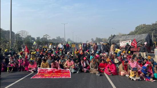 Members of the Theka Mulazam Sangharsh Morcha protesting on National Highway-44 in Khanna, Ludhiana, on Sunday. (HT Photo)