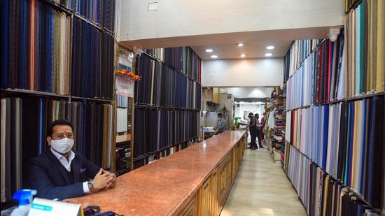 Ludhiana ‘s hosiery and textile sector in Ludhiana have been left staring at losses as demands for products has gone down after a lockdown-like situation in New Delhi following a spurt in Covid cases. (Representative photo/HT File) Ludhiana ‘s hosiery and textile sector in Ludhiana have been left staring at losses as demands for products has gone down after a lockdown-like situation in New Delhi following a spurt in Covid cases. (Representative photo/HT File)