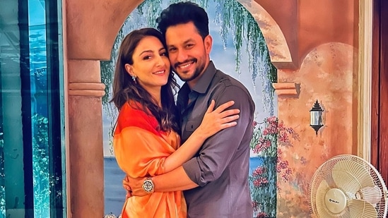 Kunal Kemmu and Soha Ali Khan pose for a picture.