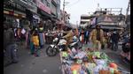 Police personnel asking traders to close down their stores at Sohna Chowk in Gurugram on Sunday. (Parveen Kumar/HT) Police personnel asking traders to close down their stores at Sohna Chowk in Gurugram on Sunday. (Parveen Kumar/HT)