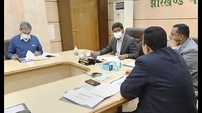 Jharkhand chief minister Hemant Soren holds a meeting with State Health Minister Banna Gupta and Jharkhand chief secretary Sukhdeo Singh and others on Covid-19 situation, in Ranchi, on December 31. (PTI)
