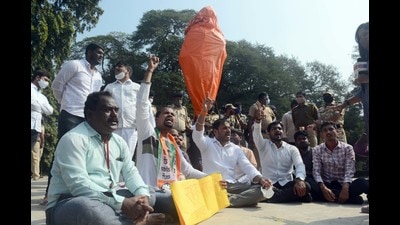 Around 25 to 30 students from various student organisations and groups gathered near the statue and protested against the university administration and the state governor for not inaugurating the statue. (Shankar Narayan/HT PHOTO) Around 25 to 30 students from various student organisations and groups gathered near the statue and protested against the university administration and the state governor for not inaugurating the statue. (Shankar Narayan/HT PHOTO)