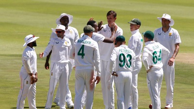 Cricket - Second Test - South Africa v India - Imperial Wanderers Stadium, Johannesburg, South Africa - January 3, 2022 South Africa's Marco Jansen celebrates with teammates after taking the wicket of India's KL Rahul REUTERS/Rogan Ward (REUTERS)