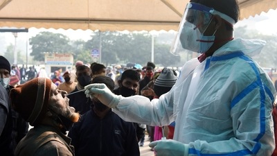 Pakistan reported on Monday more than 700 COVID-19 cases in a single day, its highest tally in two months, as authorities warned of a fifth wave of infections and made preparations to try to contain the fast-spreading Omicron variant.. Pakistan reported on Monday more than 700 COVID-19 cases in a single day, its highest tally in two months, as authorities warned of a fifth wave of infections and made preparations to try to contain the fast-spreading Omicron variant..