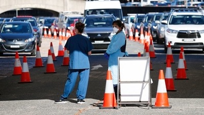 Healthcare workers wait for the next vehicle at a coronavirus disease (Covid-19) testing clinic as the Omicron coronavirus variant continues to spread in Sydney, Australia.&nbsp; (REUTERS / File Photo)