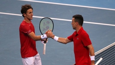 Spain's Roberto Bautista Agut shakes hands with Norway's Casper Ruud after winning their group stage match (REUTERS)