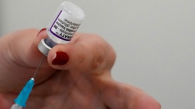 Laboratory tests have shown that two doses of the Pfizer-BioNTech and Moderna vaccines generate low immune responses against Omicron, while boosters appear to be protective against the highly-mutated variant. (AP)
