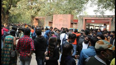 The entry gates of Delhi’s Humayun’s Tomb were thronged on January 1, and visitors paid little heed to social distancing. (Photo: Manoj Verma/HT) The entry gates of Delhi’s Humayun’s Tomb were thronged on January 1, and visitors paid little heed to social distancing. (Photo: Manoj Verma/HT)