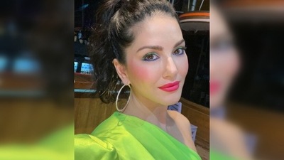 Sunny Leone decided to go all out with her makeup and popped shades of green and blue to her eyes and added pink gloss to her lips. (Instagram/@sunnyleone)