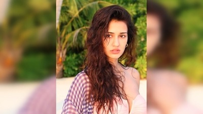 With messy wet hair and Disha Patani flaunted her healthy glowy skin. (Instagram/@dishapatani)