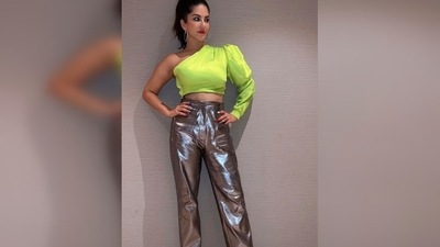 Sunny Leone, just like always, looked like a boss lady in her all-metallic New Year eve utfit. (Instagram/@sunnyleone)