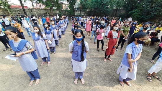 Amid concerns of the Omicron surge, India began vaccinating the 15 to 18-year-old age group from Monday, that is, January 3, 2021. 