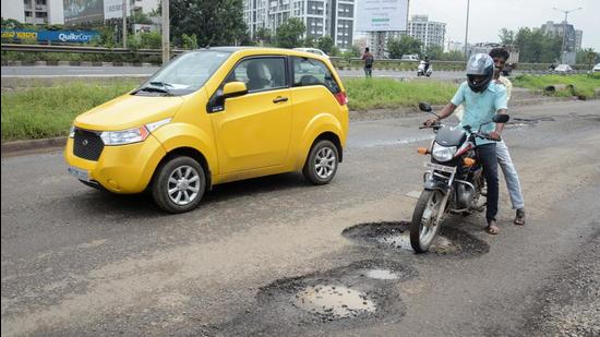 The action came as chief minister Basavraj Bommai on Sunday held a review meeting on the repair works in the city and gave the BBMP a deadline of March 31 to fill potholes on the entire 730 km stretch of roads in Bengaluru. (Representative Photo/HT File) The action came as chief minister Basavraj Bommai on Sunday held a review meeting on the repair works in the city and gave the BBMP a deadline of March 31 to fill potholes on the entire 730 km stretch of roads in Bengaluru. (Representative Photo/HT File)