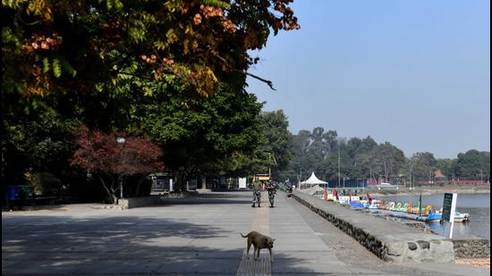 Sukhna Lake wears a deserted look after the UT administration restricted the entry hours to 5am to 9am and 6pm to 8pm from Monday to Saturday. The lake will remain closed on Sundays. (Ravi Kumar/HT)