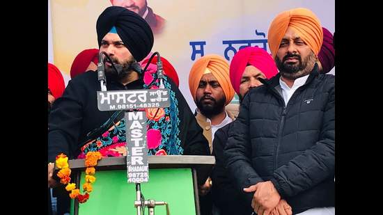 Punjab Congress chief Navjot Singh Sidhu on Monday announced the populist promises of giving <span class='webrupee'>?</span>2,000 per month and eight free LPG cylinders to women homemakers at a rally in Barnala. (HT Photo)