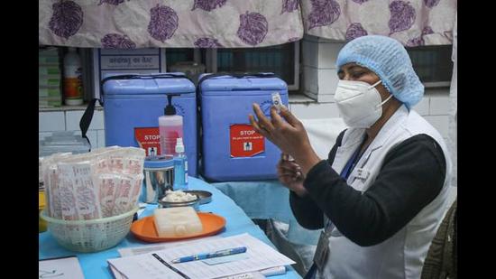 A health worker takes part in a dry run or a mock drill for Covid-19 coronavirus vaccine delivery at a model Covid-19 vaccination centre, New Delhi, January 2, 2021 (Sanchit Khanna/HT PHOTO)